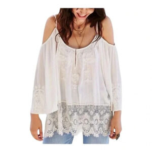 🤍‎ Ecoté Boutique Embroidered Lace Top Small